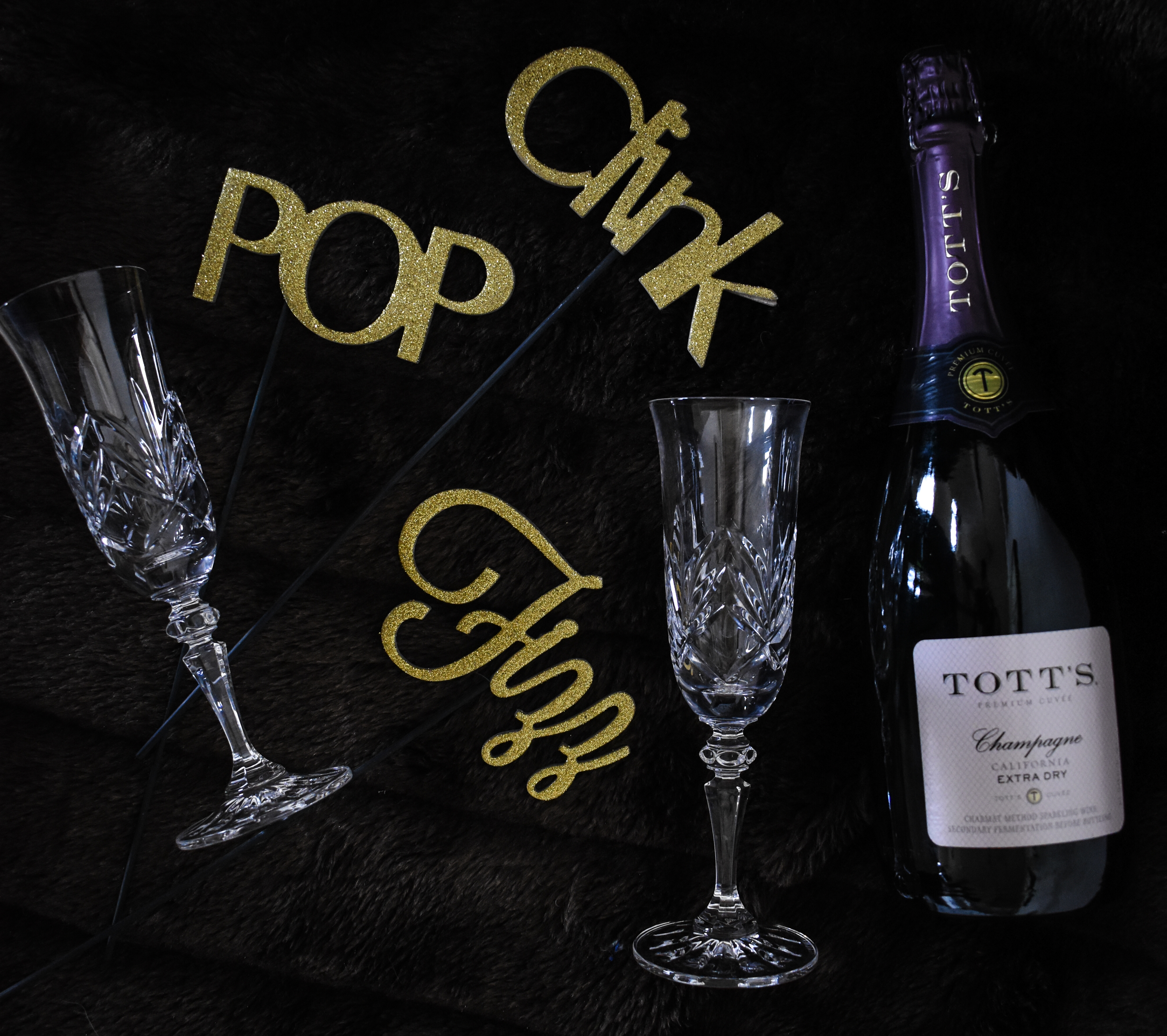 How to Create a Stylishly Low-Key New Years Eve | Cathedrals and Cafes Blog | Easy NYE Party Ideas | Champagne 