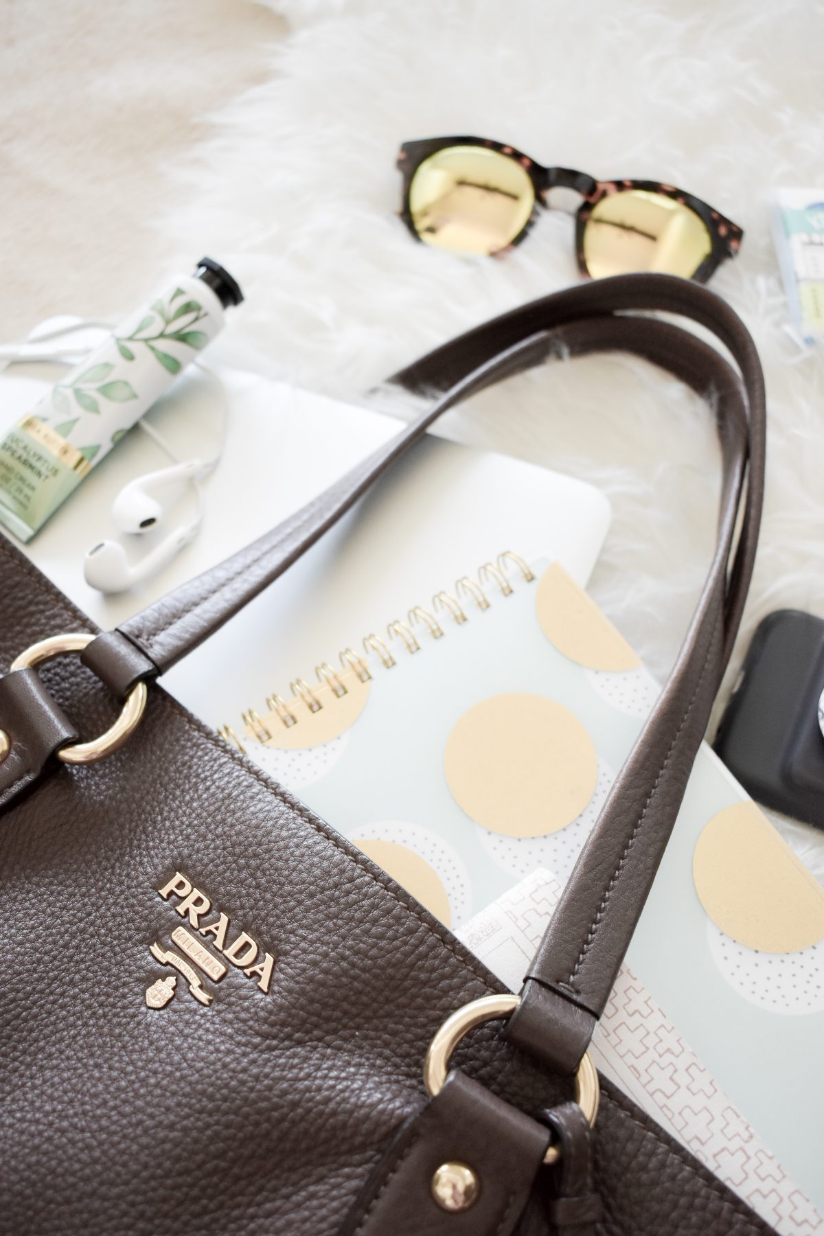 WHAT'S IN MY BAG FOR WORK  EVERYDAY WORK ESSENTIALS 2021